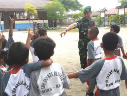 Penuh Keceriaan, Babinsa Biak Kota Kenalkan Permainan Tradisional kepada Murid SD