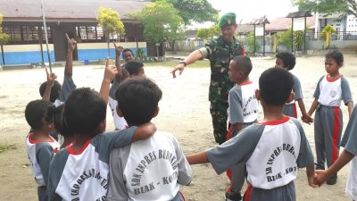 Penuh Keceriaan, Babinsa Biak Kota Kenalkan Permainan Tradisional kepada Murid SD