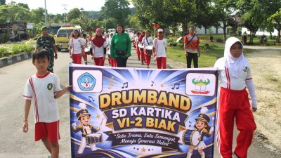 Tampilkan keunggulan Murid, SD Kartika VI-2 Biak Gelar Pawai Drum Band Keliling Kota Biak