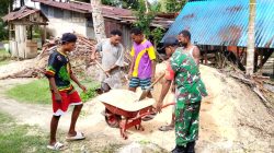 Babinsa Posramil Warsa Karya Bakti Bantu Pembangunan Rumah Warga