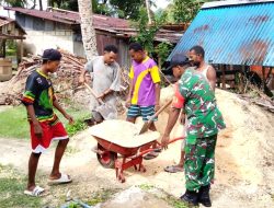 Babinsa Posramil Warsa Karya Bakti Bantu Pembangunan Rumah Warga