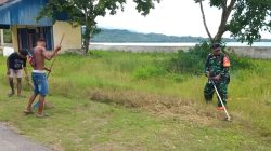 Ciptakan Lingkungan Bersih dan Nyaman, Babinsa Bantu Warga Bersihkan Bahu Jalan