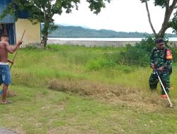 Ciptakan Lingkungan Bersih dan Nyaman, Babinsa Bantu Warga Bersihkan Bahu Jalan