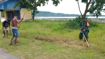 Ciptakan Lingkungan Bersih dan Nyaman, Babinsa Bantu Warga Bersihkan Bahu Jalan