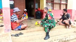 Babinsa Biak Utara Komsos Bersama Pekerja Rehabilitasi SMPN 1 Biak Utara