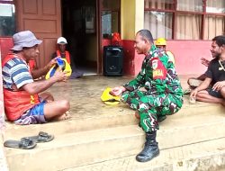 Babinsa Biak Utara Komsos Bersama Pekerja Rehabilitasi SMPN 1 Biak Utara