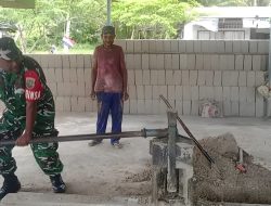 Dukung Usaha Warga, Babinsa Biak Timur Ikut Cetak Batu Tela
