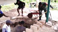 Babinsa Biak Utara Bantu Warga Cor Liang Kubur di Kampung Nermnu