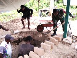 Babinsa Biak Utara Bantu Warga Cor Liang Kubur di Kampung Nermnu
