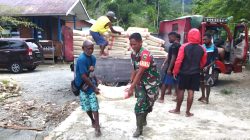Dukung Pembangunan Rumah Ibadah, Babinsa dan Warga Gotong-Royong Angkat Semen