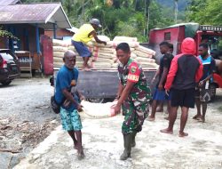 Dukung Pembangunan Rumah Ibadah, Babinsa dan Warga Gotong-Royong Angkat Semen