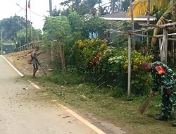 Jaga Keselamatan Pengguna Jalan, Babinsa dan Pemuda Yomdori Gotong-Royong Bersihkan Bahu Jalan