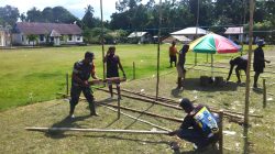 Babinsa Bantu Bangun Pondok Camping