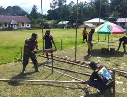 Babinsa Bantu Bangun Pondok Camping