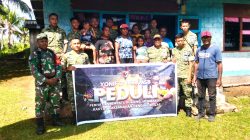 Babinsa dan Yonif TP 858/MSB Bagikan Sembako