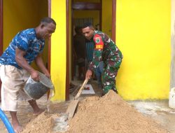 Renovasi, Babinsa Bantu Aduk Campuran Semen
