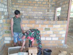 Babinsa Supiori Selatan Bantu Warga Bangun Kios Usaha