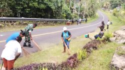 Kompak, Babinsa dan Warga Bersihkan Bahu Jalan