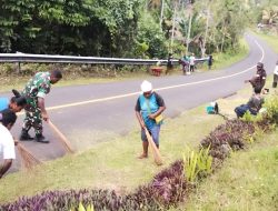 Kompak, Babinsa dan Warga Bersihkan Bahu Jalan