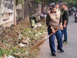 Komitmen Kelurahan Jatirahayu: Rutin Rawat Lingkungan Hindari Risiko Genangan Air, Tanaman Liar dan Sampah Daun Dibersihkan