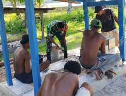 Babinsa Warsa Gotong-Royong Bangun Rumah Pusara