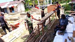 Babinsa Bantu Pembangunan Rumah Kampung Nelayan Merah Putih