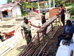 Babinsa Bantu Pembangunan Rumah Kampung Nelayan Merah Putih