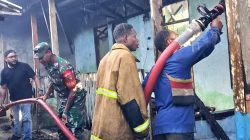 Kebakaran, Babinsa Sigap Padamkan Api