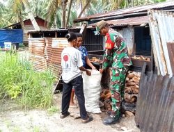 Babinsa Mapia Bantu Warga Siapkan Kopra untuk Dijual