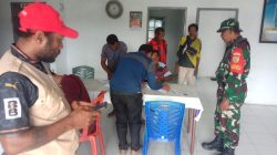 Babinsa Biak Kota Dampingi Penyaluran Beras Bantuan