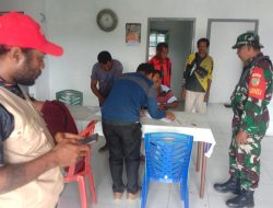 Babinsa Biak Kota Dampingi Penyaluran Beras Bantuan