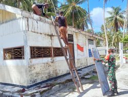 Babinsa Bantu Aparat Kampung Perbaiki Atap Kantor Desa