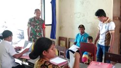 Babinsa Kawal PPDB di SMPN 3 Swaipak