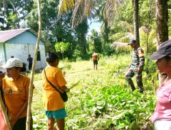 Babinsa Numfor Gotong-Royong Bersama Warga Bersihkan Halaman Rumah
