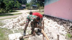 Babinsa Biak Barat Bantu Rehabilitas Balai Desa
