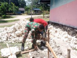 Babinsa Biak Barat Bantu Rehabilitas Balai Desa