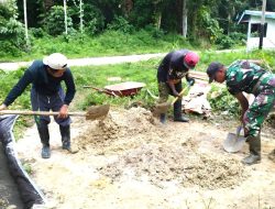 Babinsa Bantu Warga Bangun Pondasi Rumah di Kampung Odori