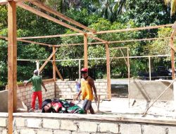 Karya Bakti Babinsa Warsa Gotong-Royong Plester Rumah Warga