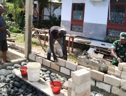Babinsa Bantu Warga Bangun Rumah di Kampung Fanindi