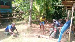 Babinsa Biak Barat Hadir Bantu Pembuatan Perahu di Yembepioper