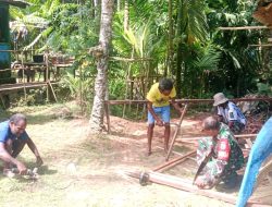 Babinsa Biak Barat Hadir Bantu Pembuatan Perahu di Yembepioper
