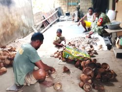 Babinsa Bantu Warga Iris Kopra Kering