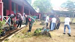 Aksi Babinsa Ciptakan Sekolah Bersih dan Nyaman