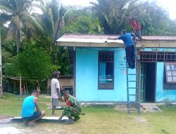 Babinsa Bantu Warga Perbaiki Atap Rumah Bocor di Kampung Imbari