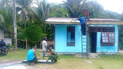 Babinsa Bantu Warga Perbaiki Atap Rumah Bocor di Kampung Imbari