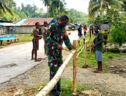 Sambut HUT Ke-81 RI, Babinsa dan Warga Gotong-Royong Buat Pagar Jalan