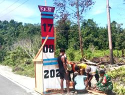 Sambut HUT 81 RI, Babinsa Numfor Bersama Warga Bangun Gapura di Kampung Bawei