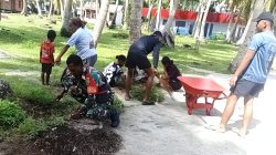 Babinsa Bersama Warga Kampung Mapia Gotong-Royong Bersihkan Lingkungan