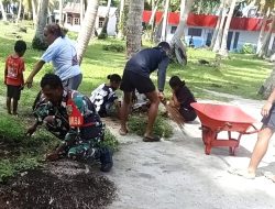 Babinsa Bersama Warga Kampung Mapia Gotong-Royong Bersihkan Lingkungan