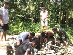 Babinsa Biak Utara Bersama Warga Gotong-Royong Bersihkan Sumur